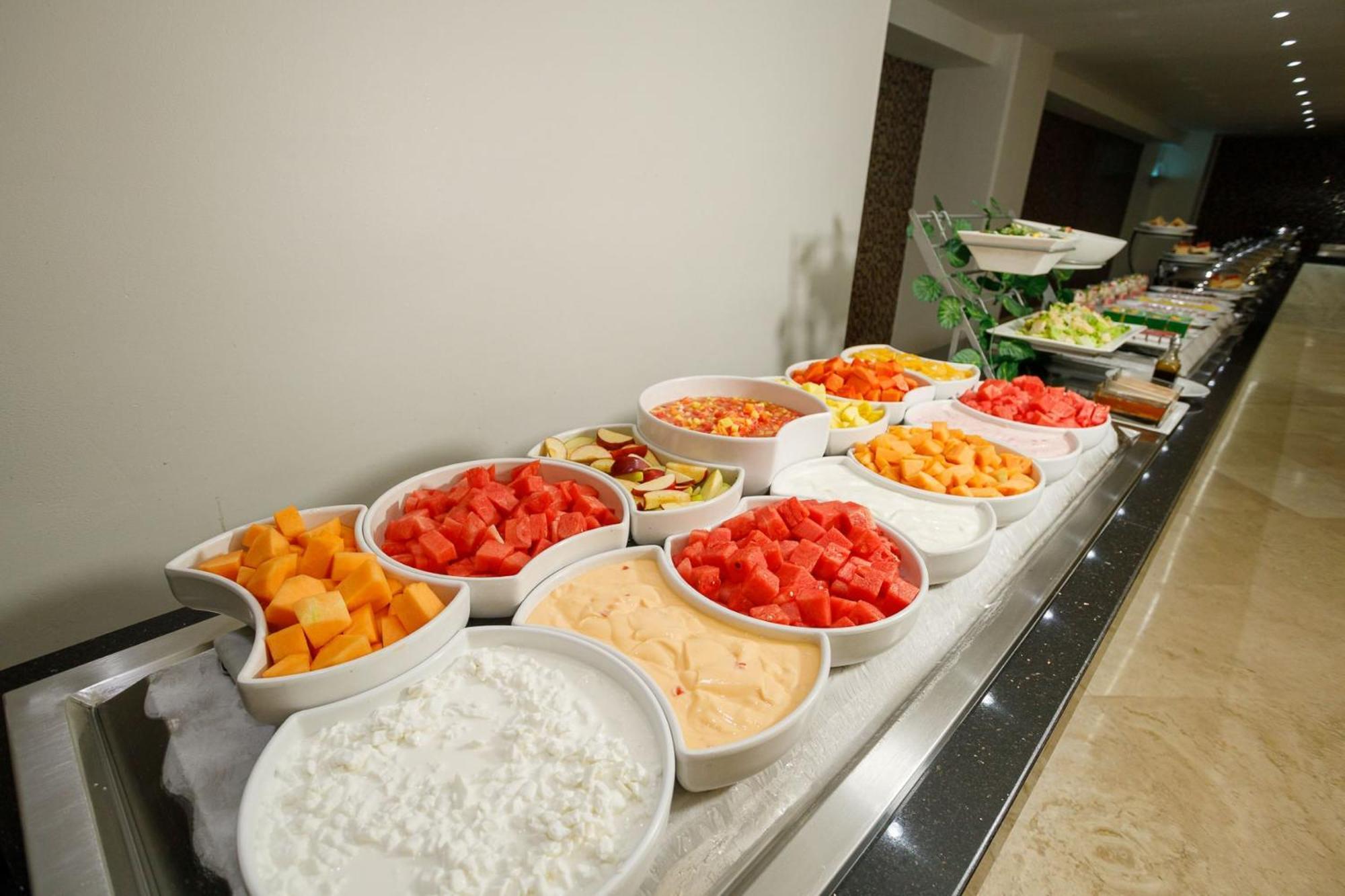 Real Inn Tijuana By Camino Real Hoteles Buitenkant foto A buffet of fruit and dairy products