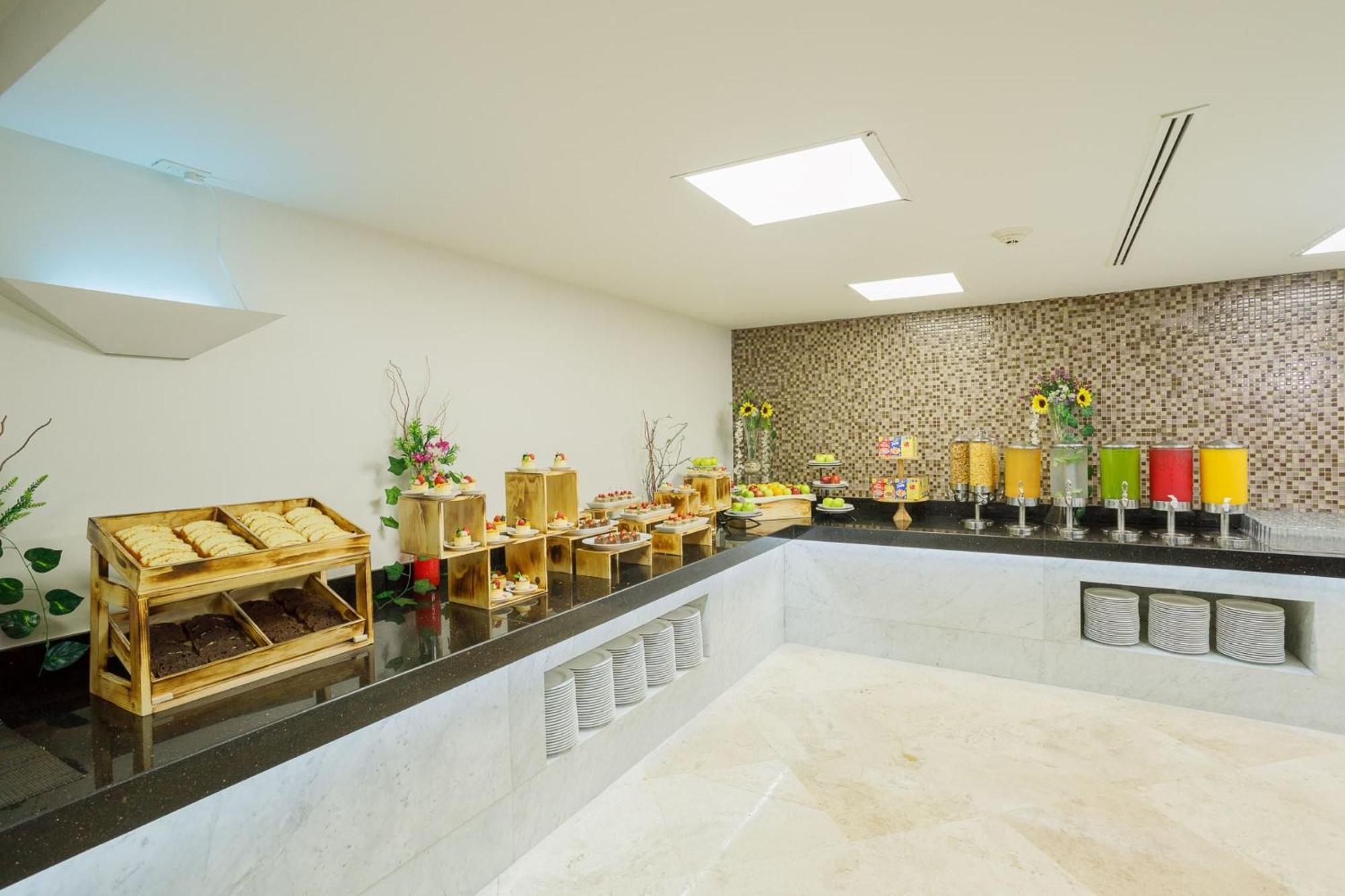 Real Inn Tijuana By Camino Real Hoteles Buitenkant foto A buffet at a hotel