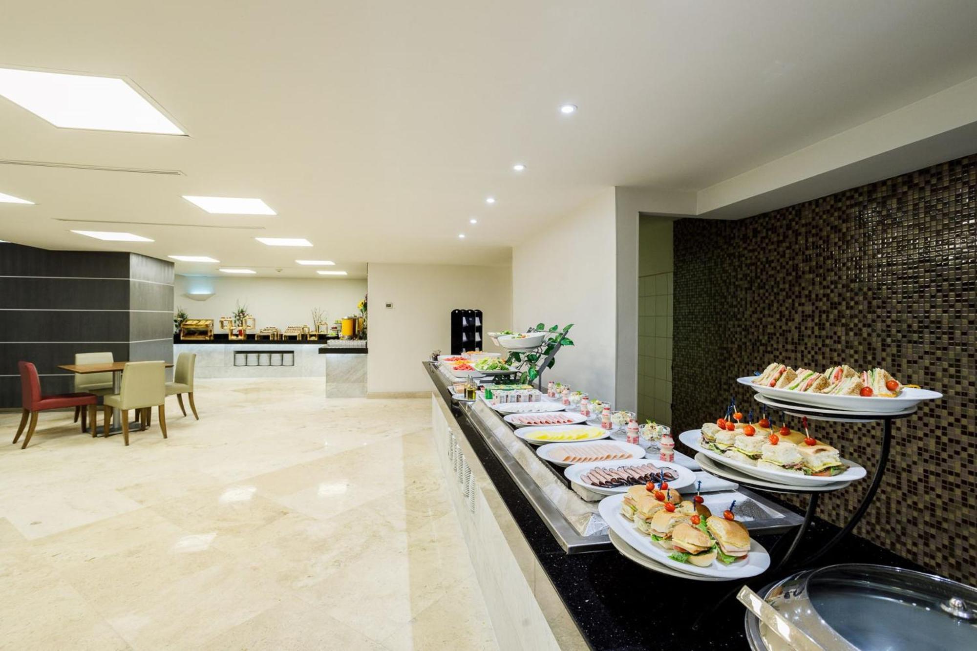 Real Inn Tijuana By Camino Real Hoteles Buitenkant foto The lounge at the airport