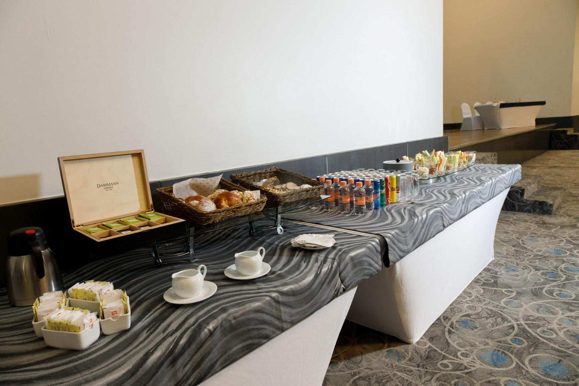 Real Inn Tijuana By Camino Real Hoteles Buitenkant foto A buffet at a hotel