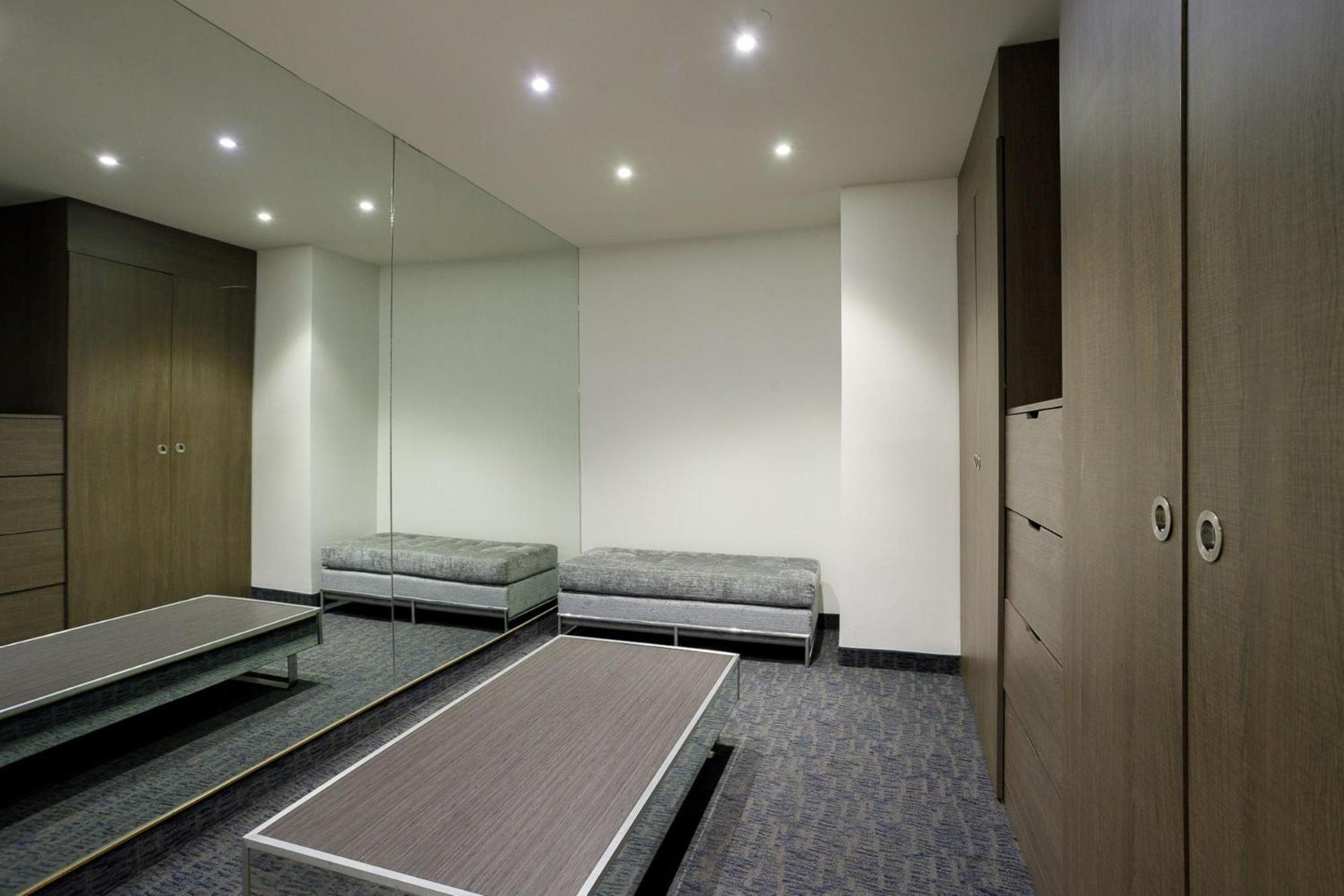Real Inn Tijuana By Camino Real Hoteles Buitenkant foto The dressing room at the National Theatre, London