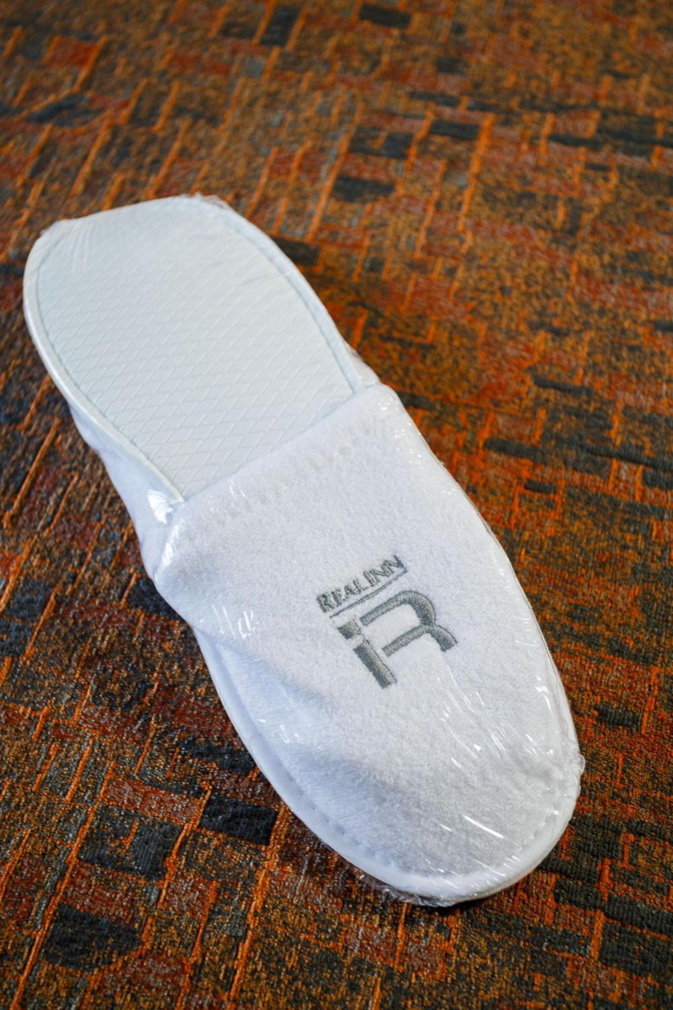 Real Inn Tijuana By Camino Real Hoteles Buitenkant foto A pair of hotel slippers